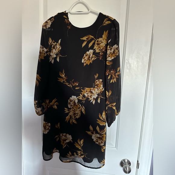 Dynamite mini floral dress - 5 for $25 for items marked with ⭐️ - Picture 1 of 4